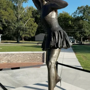 Tina Tuner Statue In Memphis